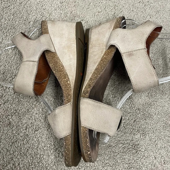 Taos Women's Carousel Wedge Sandal Color Stone Size EU 39 distressed leather - Picture 6 of 12